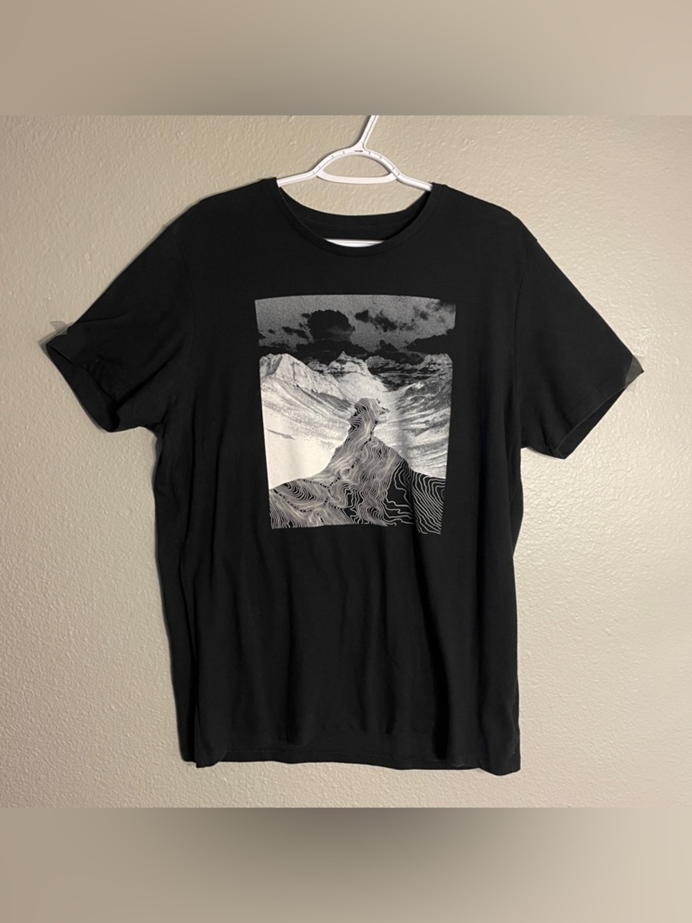 Old Navy black T-shirt Sz L. Graphic , soft-washed Cotton & Polyester Mountain